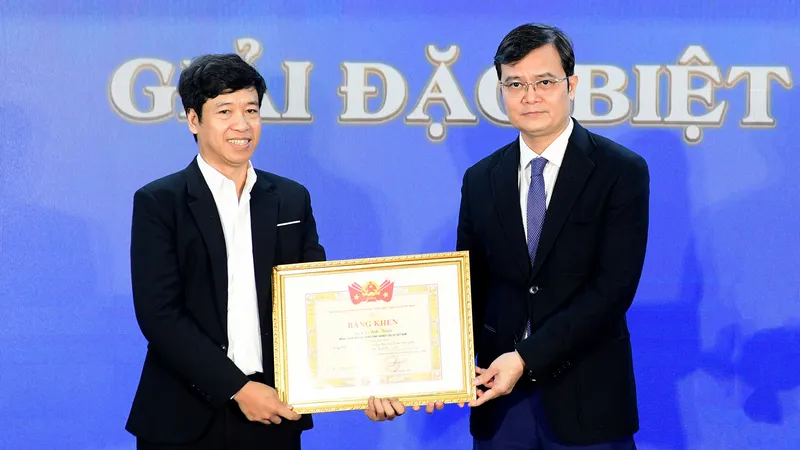 Bí thư thứ Nhất Trung ương Đoàn Bùi Quang Huy trao giải đặc biệt cho tác phẩm của tác giả Lý Anh Tuấn