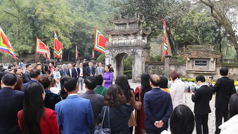 100 kiều bào tiêu biểu tham dự chương trình “Gặp gỡ, kết nối kiều bào với tỉnh Ninh Bình” ngày 7-2