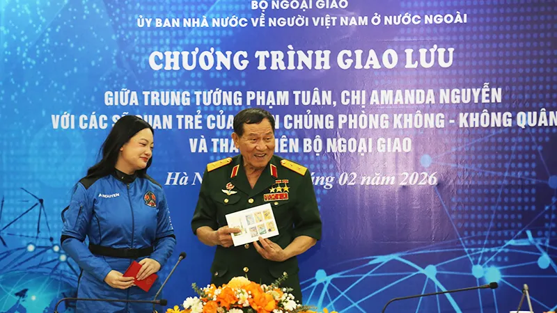  Cuộc gặp mặt giao lưu giữa Trung tướng Phạm Tuân và nữ phi hành gia Amanda Nguyễn 