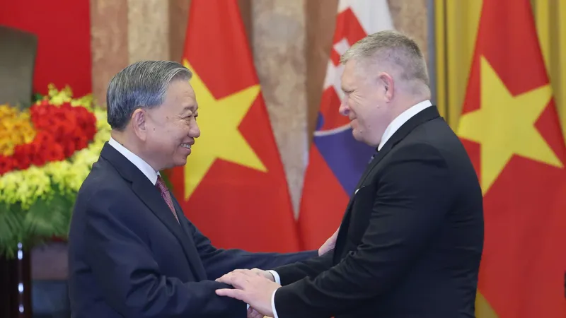 Tổng Bí thư, Chủ tịch nước Tô Lâm và Thủ tướng Cộng hòa Slovakia Robert Fico chiều 13-4. Ảnh: QUANG PHÚC
