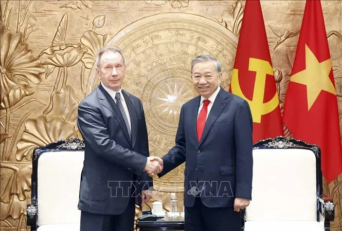 Tổng Bí thư, Chủ tịch nước Tô Lâm tiếp Giám đốc Cơ quan Vệ binh quốc gia Liên bang Nga Viktor Zolotov, chiều 13-4. Ảnh: TTXVN