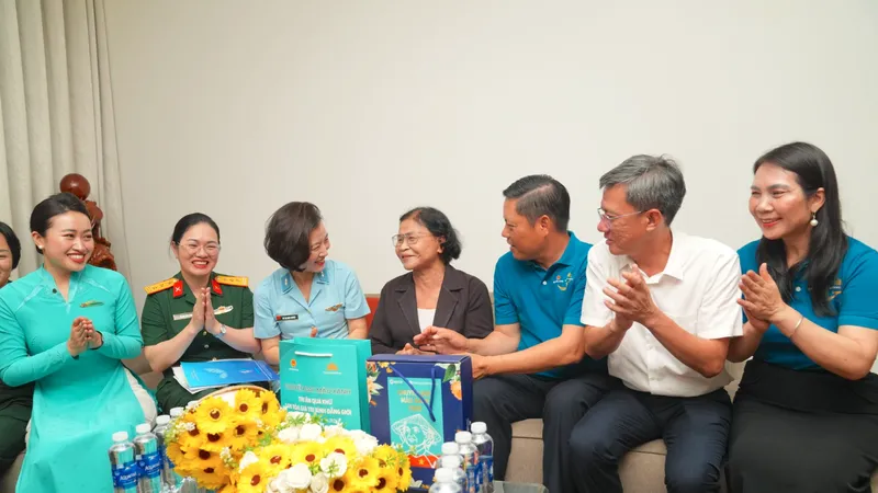 Đoàn đại biểu đến thăm các nữ Anh hùng LLVT nhân dân và nữ Biệt động Sài Gòn