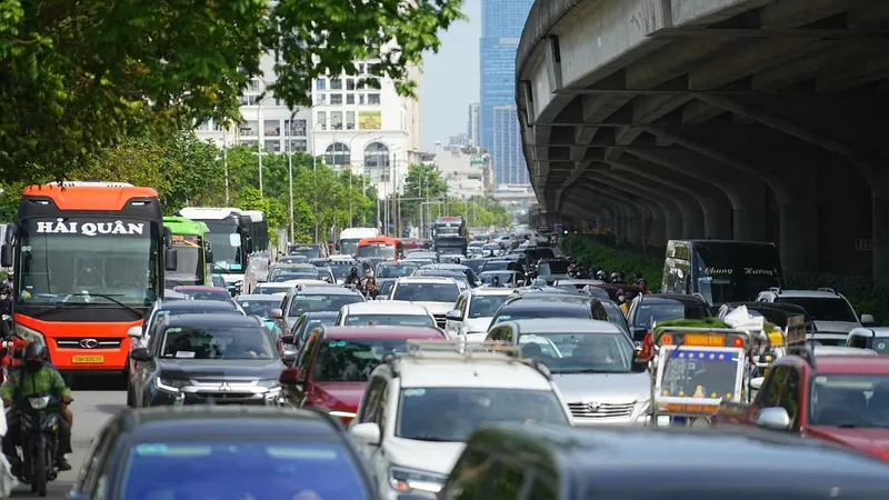 Tình trạng ùn tắc kéo dài trên tuyến đường Nguyễn Xiển (TP Hà Nội). Ảnh: VIẾT CHUNG