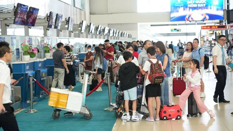 Cảng hàng không quốc tế Nội Bài đông đúc trong ngày cao điểm cuối cùng của kỳ nghỉ lễ. Ảnh: CTV.