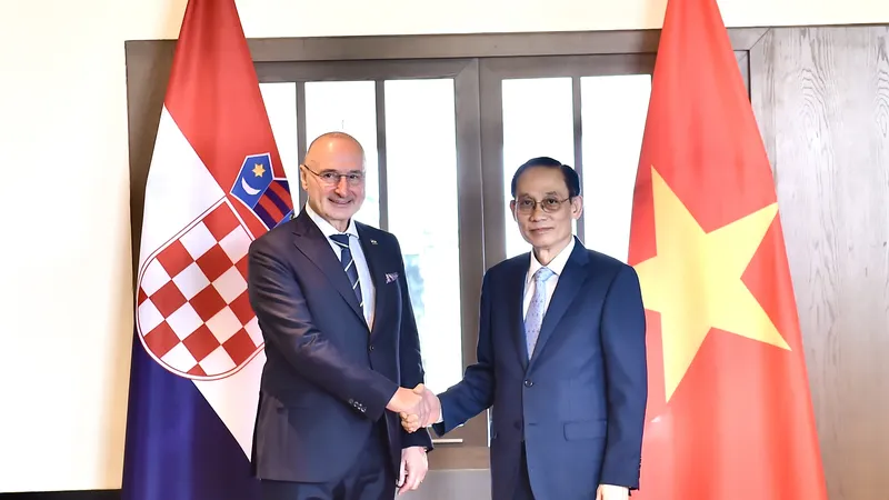 Bộ trưởng Bộ Ngoại giao Lê Hoài Trung và Bộ trưởng Ngoại giao và các vấn đề châu Âu Croatia Gordan Grlić Radman. Ảnh: VIẾT CHUNG