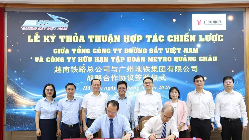 Lãnh đạo Tổng Công ty Đường sắt Việt Nam và Công ty hữu hạn Tập đoàn Metro Quảng Châu (Trung Quốc) ký kết thỏa thuận hợp tác chiến lược. Ảnh: HỒNG LIÊN