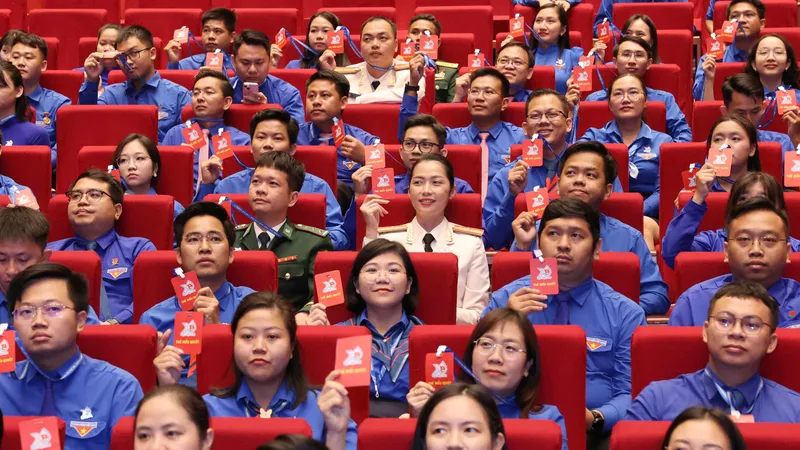 Các đại biểu biểu quyết thông qua nghị quyết đại hội tại phiên bế mạc, chiều 25-6. Ảnh: QUANG PHÚC