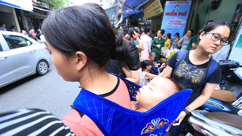 Xúc động cảnh hàng trăm người xếp hàng nhận quà hỗ trợ sau vụ cháy cạnh Bệnh viện Nhi Trung ương