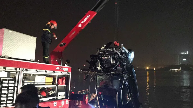 Có 2 thi thể trong chiếc xe Mercedes rơi từ cầu Chương Dương