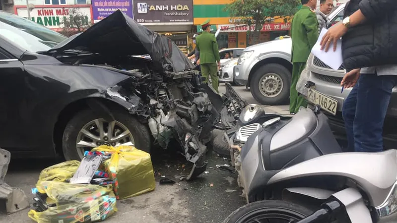 Xe ô tô đâm 2 xe máy, 2 người bị thương, 1 người nguy kịch