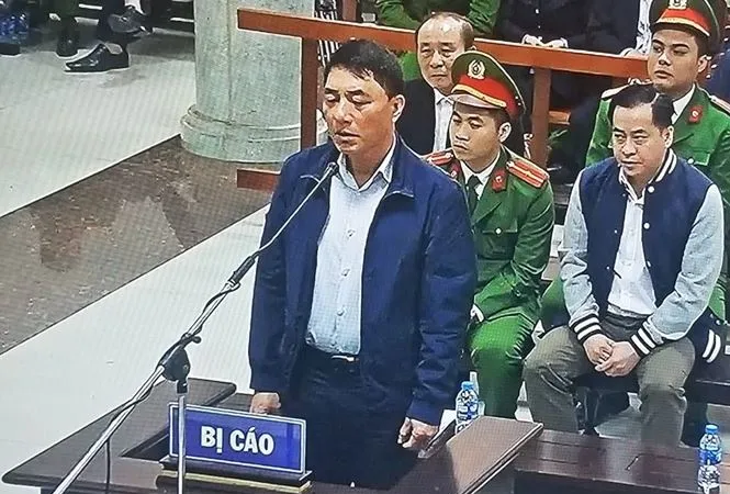 Ông Trần Việt Tân trong phiên xét xử sơ thẩm. Ảnh chụp qua màn hình