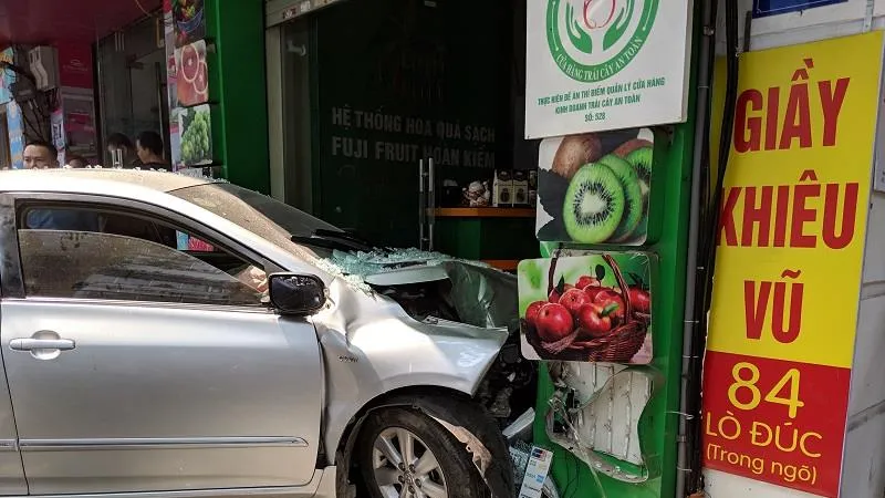 Nữ tài xế lao ô tô vào nhà dân ở Lò Đúc, Hà Nội
