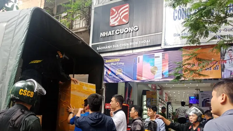 Khám xét hàng loạt cửa hàng di động của Nhật Cường