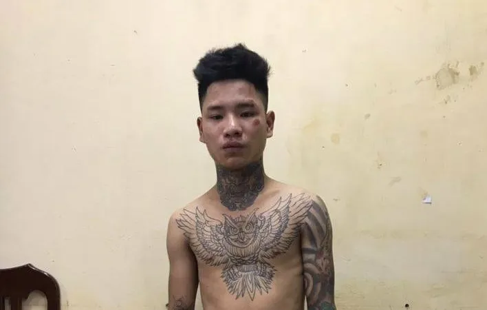 Thanh niên xăm trổ tông gục chiến sĩ cảnh sát giao thông