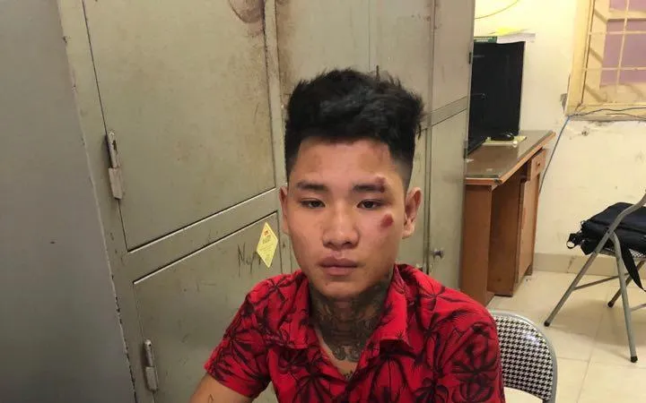 Khởi tố thanh niên xăm trổ tông gục cảnh sát giao thông 