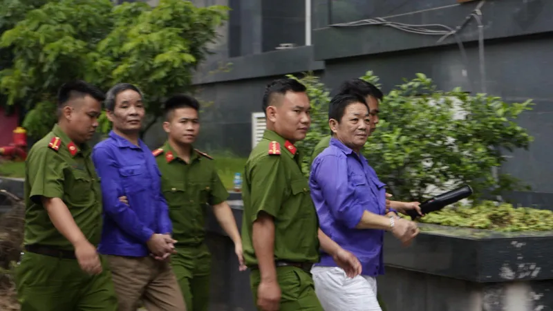 Hưng “kính” và các đàn em được áp giải tới tòa án