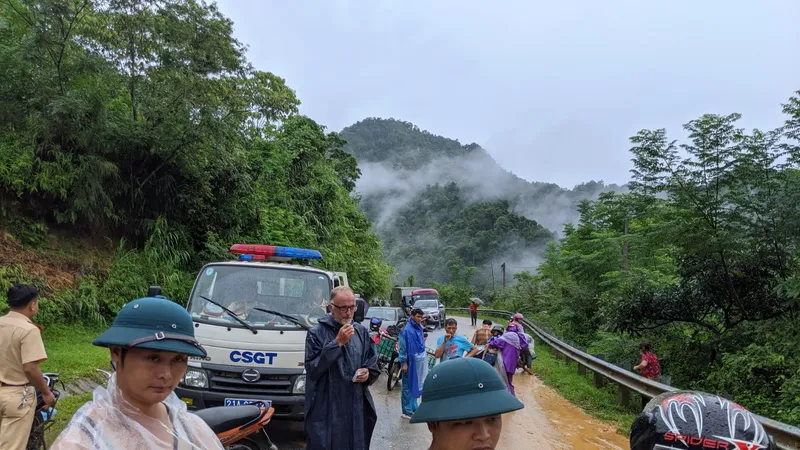 Quốc lộ 32 sạt lở, hàng trăm xe ô tô nối đuôi nhau nằm chờ