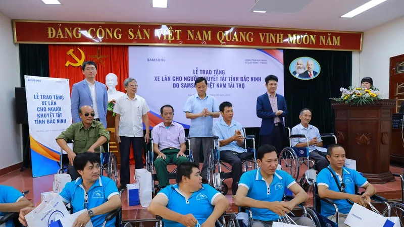 Tặng 220 xe lăn cho người khuyết tật