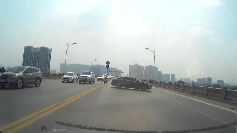 Xế hộp Peugeot quay đầu nguy hiểm trên cầu Vĩnh Tuy