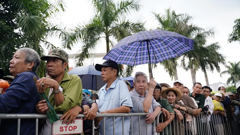 Hàng trăm thương binh đội mưa xếp hàng để đăng ký mua vé trận Việt Nam-Thái Lan
