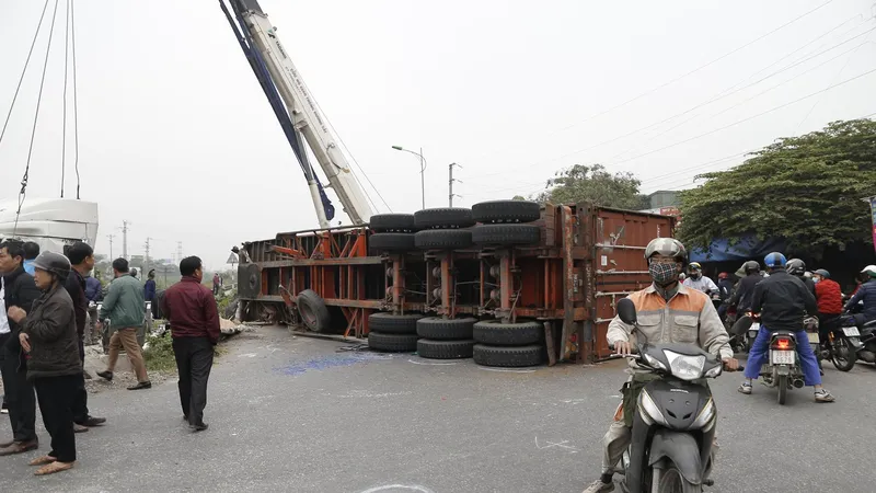 Container bị tông đứt đôi khi tài xế cố băng qua đường sắt