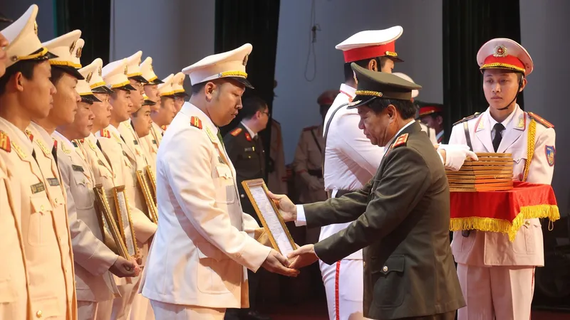 Giám đốc Công an TP Hà Nội trao quyết định bố trí công an chính quy về xã, huyện trên địa bàn 