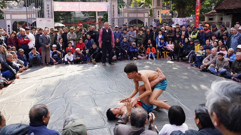 Thanh niên đọ sức tại lễ hội vật làng Mai Động