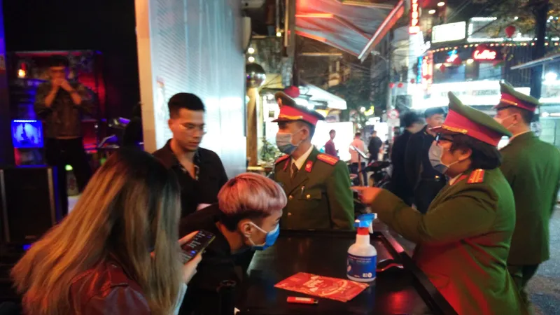 Công an Hà Nội kiểm tra các quán bar, karaoke phòng dịch Covid-19