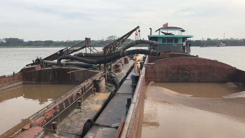 Bắt giữ 8 phương tiện khai thác cát trái phép trên sông Hồng