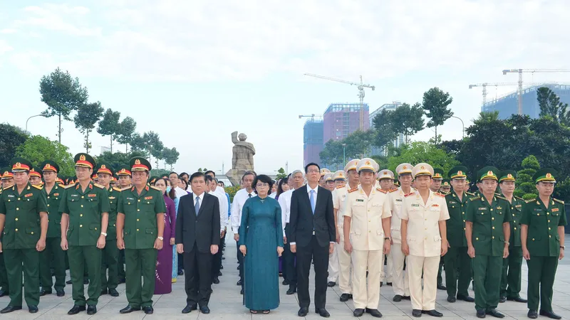 Các đồng chí lãnh đạo TPHCM cùng các đại biểu viếng Nghĩa trang Liệt sĩ Thành phố. Ảnh: VIỆT DŨNG