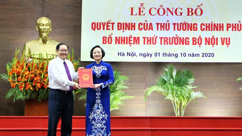 Tân Thứ trưởng Bộ Nội vụ Phạm Thị Thanh Trà hứa nỗ lực phấn đấu để hoàn thành mọi nhiệm vụ 