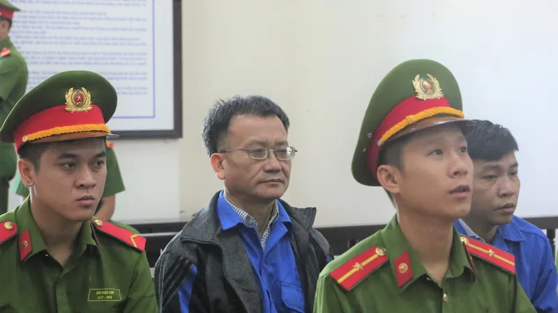 Bị cáo Vinh (ngồi giữa) trong phiên phúc thẩm sáng nay