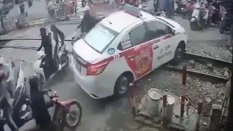 Tài xế taxi cố tình vượt đường sắt. Ảnh cắt từ clip