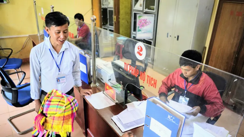 Ảnh minh hoạ, trong ảnh là Phó Bí thư Thường trực Đảng ủy xã Lao Chải Giàng A Hù (một trong những đội viên Đề án 500 trí thức trẻ về xã nghèo của tỉnh Yên Bái) tiếp dân vào mỗi sáng. Ảnh: ĐỖ TRUNG