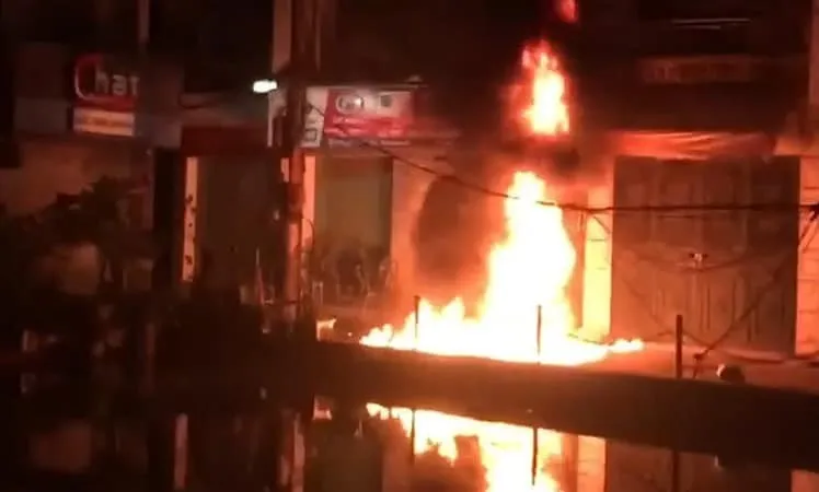 Say rượu, châm lửa vào chai chứa xăng quăng xuống đường