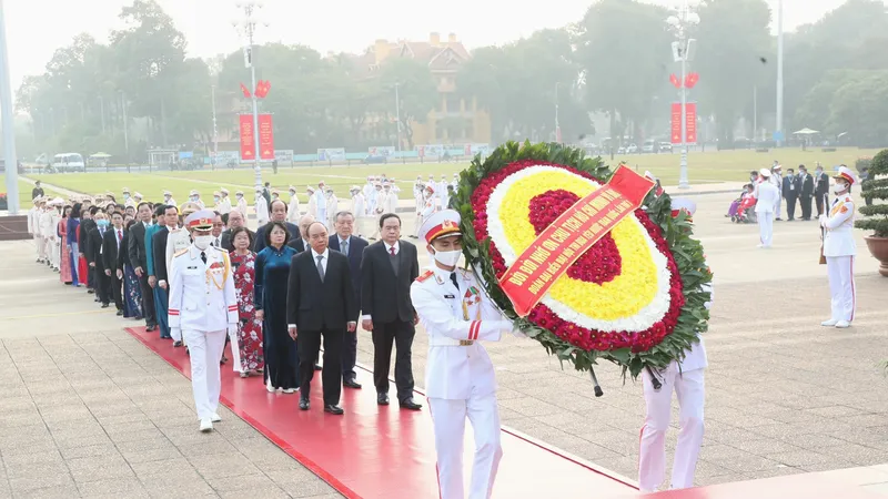 Đại biểu Đại hội Thi đua yêu nước toàn quốc lần thứ X vào Lăng viếng Chủ tịch Hồ Chí Minh