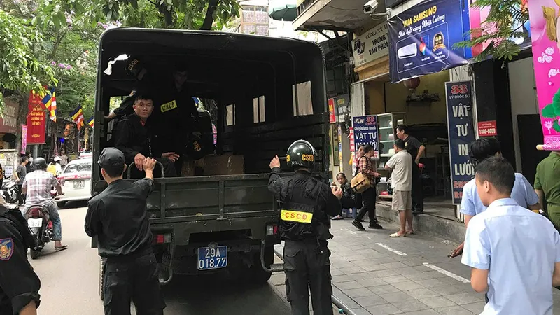 Cơ quan chức năng khám xét cửa hàng của Công ty Nhật Cường