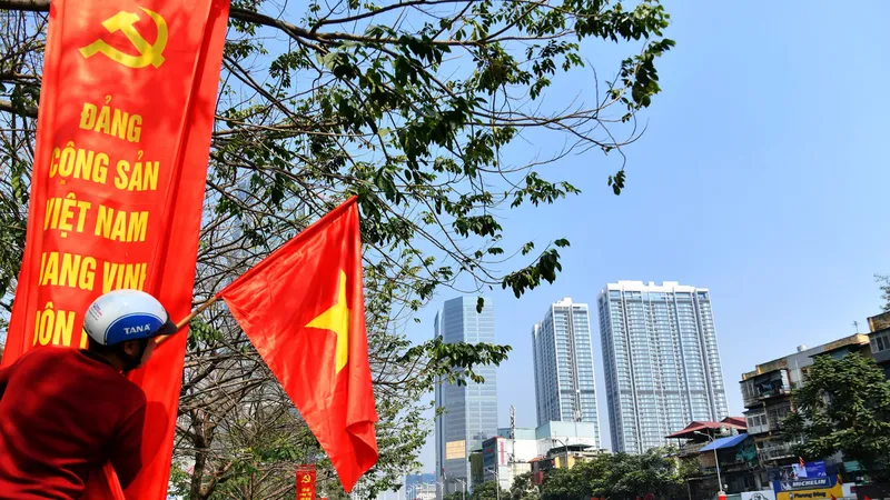 Đường phố Hà Nội “thay áo mới” chào mừng Đại hội Đảng lần thứ XIII