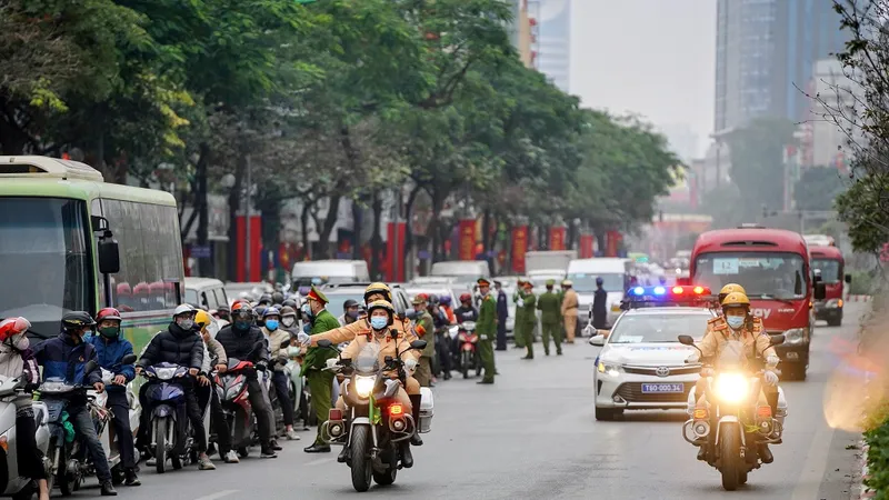 Chùm ảnh cảnh sát giao thông dẫn đoàn chuẩn bị cho một ngày làm việc