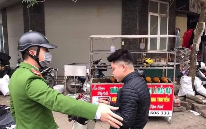 Công an quận Hà Đông kiểm tra xử lý những tường hợp không đeo khẩu trang nơi công cộng