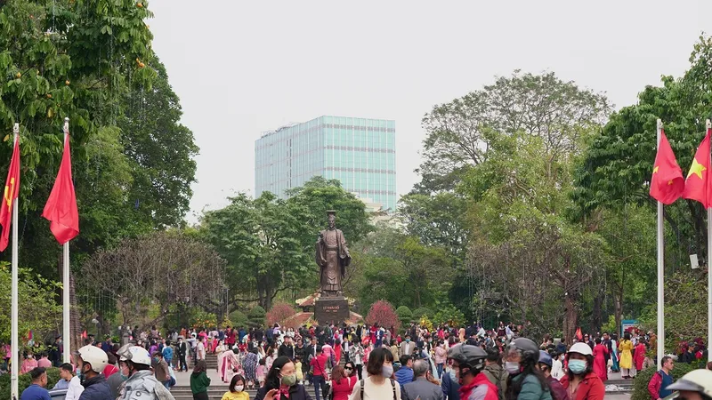 Hàng nghìn người du xuân ở hồ Hoàn Kiếm