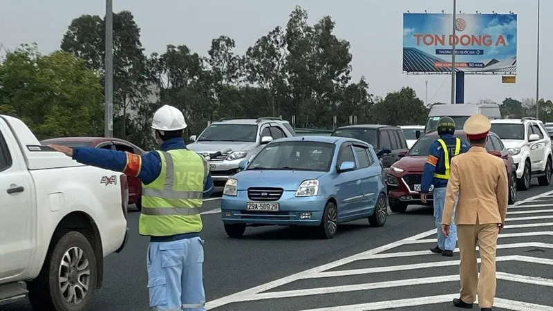 Lưu lượng giao thông tăng nhẹ do người dân đi du xuân đầu năm