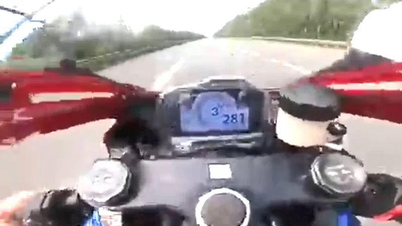 Truy tìm tài xế xe máy chạy gần 300km/h trên đại lộ Thăng Long