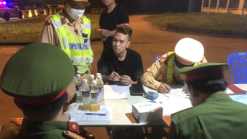 Đội tuần tra kiểm soát giao thông lập biên bản vi phạm