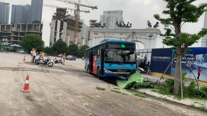 Xe buýt tông một người đi bộ tử vong