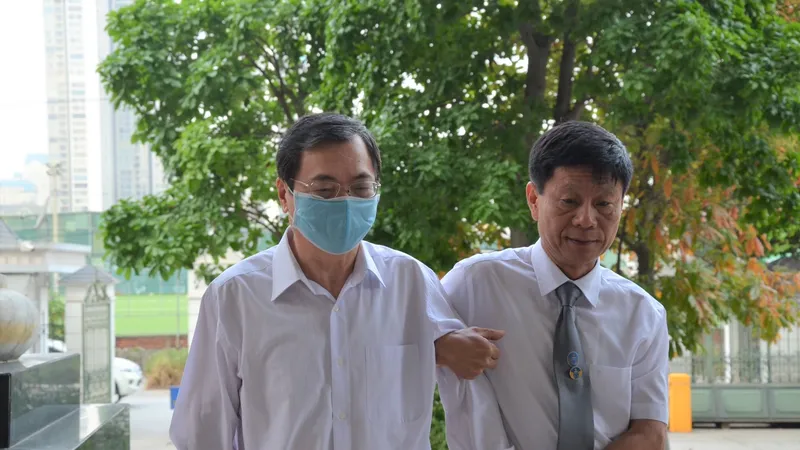 Khoảng 7 giờ, ông Vũ Huy Hoàng được luật sư đưa tới tòa. Ảnh: ĐỖ TRUNG