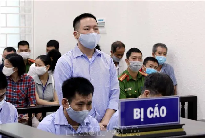 4 cựu cán bộ thanh tra giao thông hầu tòa vì “bảo kê” cho logo xe vua ở Hà Nội