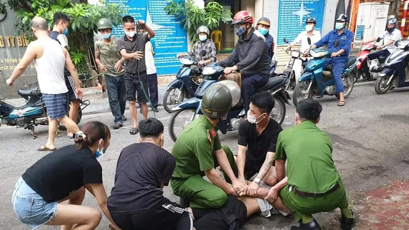 Khống chế đối tượng “ngáo đá” liên tục dọa giết người trên phố 