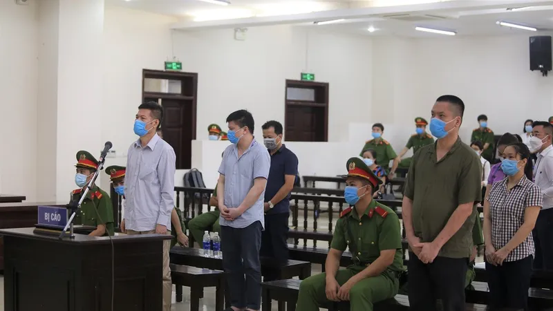 Nhiều giáo sư ngành y có đơn xin giảm nhẹ cho các cựu cán bộ y tế tại CDC Hà Nội
