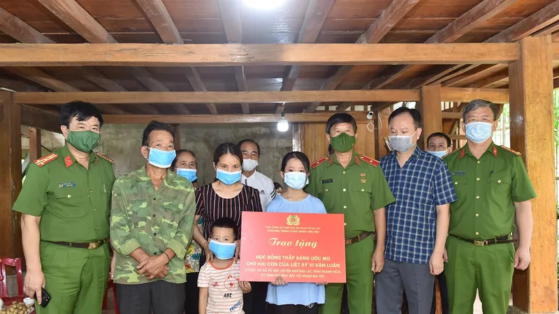Hai con của liệt sĩ công an chống ma túy nhận học bổng “Thắp sáng ước mơ” tới năm 18 tuổi